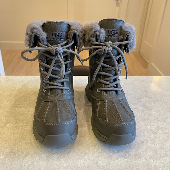 UGG Women's Adirondack III Boot in Gray Size 6 - Picture 4 of 9